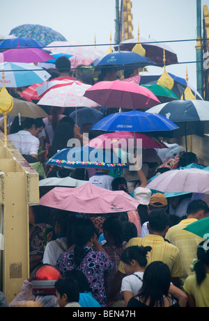 Beaucoup de parapluies humides jam, un pont à l'Rap Bua Lotus Festival jeter à Bangkok Banque D'Images