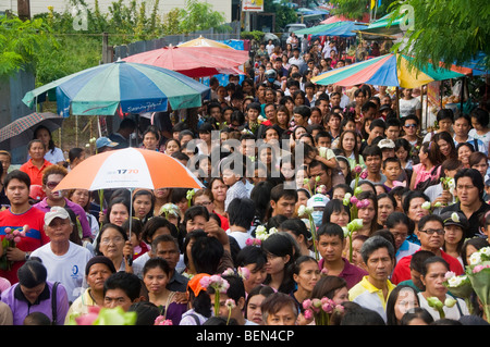 Foule avec des fleurs de lotus au rap Bua lancer Lotus en Thaïlande festival célébrant la fin de Carême bouddhique Banque D'Images