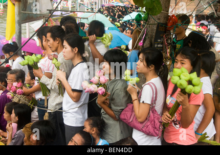 Foule avec des fleurs de lotus au rap Bua lancer Lotus en Thaïlande festival célébrant la fin de Carême bouddhique Banque D'Images