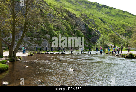 Les personnes qui traversent des tremplins à Dovedale, Derbyshire, Angleterre.UK. Banque D'Images