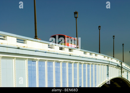 Bus à impériale rouge traversée de Wandsworth Bridge sur la Tamise dans le sud-ouest de Londres sur une journée parfaite Banque D'Images