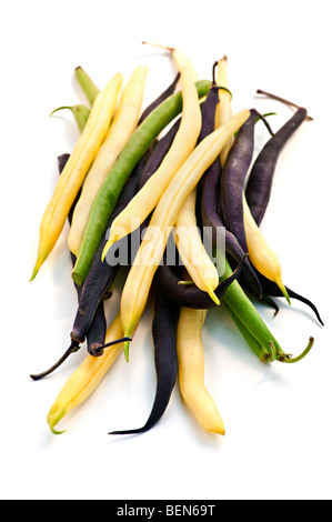 Pile de jaune et vert violet string beans isolated on white Banque D'Images