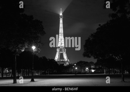 Nuit de la Tour Eiffel en noir et blanc Banque D'Images