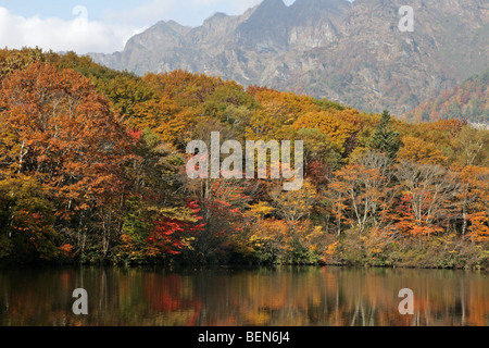 Ike Kagami (miroir), le lac à l'automne, avec en toile de fond la montagne Sanctuaire Togakushi. Banque D'Images