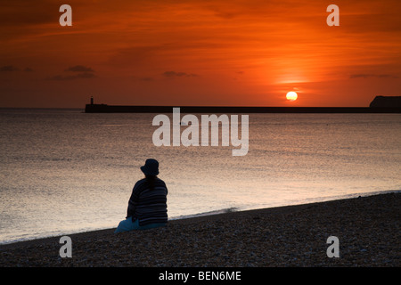 Coucher du soleil à Seaford beach, East Sussex, Angleterre, Royaume-Uni. Banque D'Images