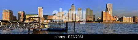 LONDRES, Royaume-Uni - 27 SEPTEMBRE 2009 : vue panoramique de Canary Wharf sur Hilton Hotel Ferry Pier Banque D'Images