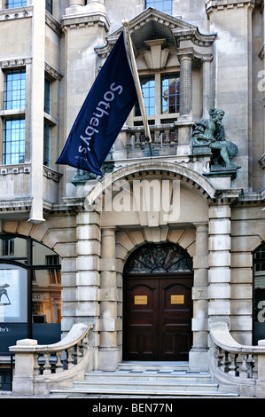 LONDRES, Royaume-Uni - 10 OCTOBRE 2009 : entrée au bureau de Sotheby's à New Bond Street Banque D'Images