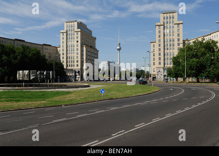 Berlin. L'Allemagne. Karl Marx Allee Strausberger Platz. Banque D'Images