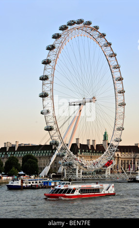 LONDRES, Royaume-Uni - 13 SEPTEMBRE 2009 : Thames River bus passant par London Eye et County Hall Banque D'Images