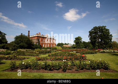 Jardin de roses et rangers house Banque D'Images