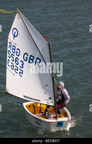 Jeunes filles en bateau à Yarmouth, île de Wight, Hampshire Royaume-Uni en août Banque D'Images