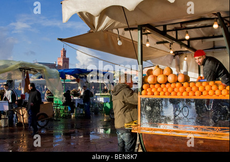 Vendeur du kiosque de jus d'Orange dans la place Djemaa El Fna, Marrakech Maroc Banque D'Images