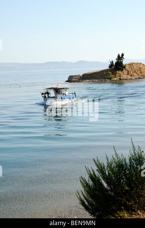 Bateau de pêche en cours sur l'entrée du canal à Nea Potidaia Potidaia la Grèce du nord la voie d'eau permet l'accès entre le Toro Banque D'Images