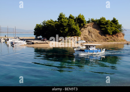 Bateau de pêche en cours sur l'entrée du canal à Nea Potidaia Potidaia la Grèce du nord la voie d'eau permet l'accès entre le Toro Banque D'Images