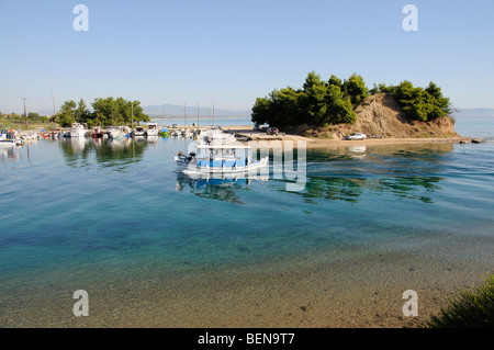 Bateau de pêche en cours sur l'entrée du canal à Nea Potidaia Potidaia la Grèce du nord la voie d'eau permet l'accès entre le Toro Banque D'Images