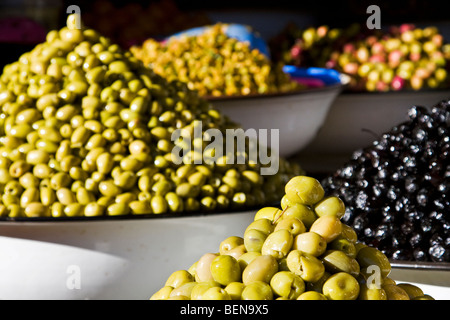 Marché alimentaire de Marrakech. Olives en vente sur un étal dans la médina. Marrakech, l'Afrique du Nord Banque D'Images