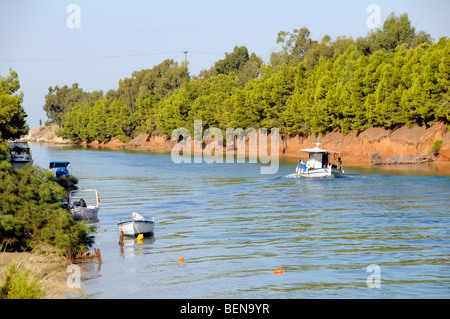 Bateau de pêche en cours sur le canal à Nea Potidaia Potidaia la Grèce du Nord Banque D'Images