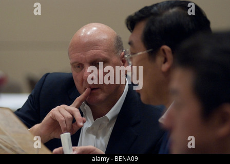 Wei Deng de la société chinoise 'Bright Océans' avec Microsoft, Steve Ballmer, président-directeur général (PDG) Banque D'Images