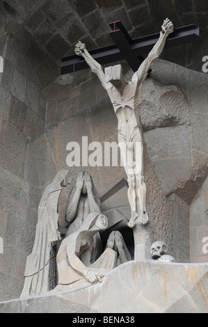 Les détails des sculptures religieuses sur la façade de la Sagrada Familia, la cathédrale inachevée par Antoni Gaudi à Barcelone. Banque D'Images