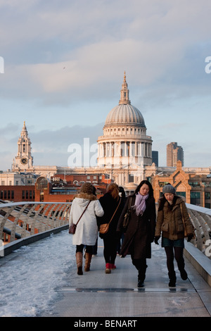 Les navetteurs et les touristes traverser le pont du millénaire après la neige en février 2009 à Londres Banque D'Images