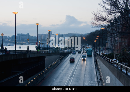 Le trafic passe le long du Victoria Embankment à Londres, février 2009 Banque D'Images