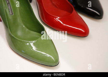 Chaussures de femme dans un magasin de chaussures en Irlande Banque D'Images