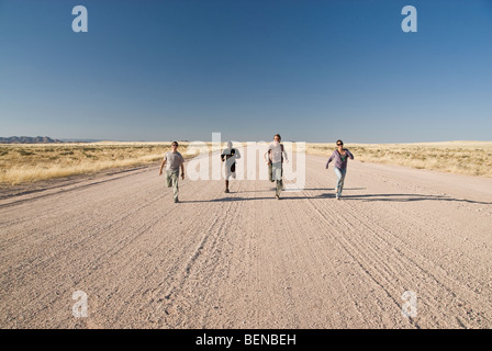 Les personnes en cours d'exécution sur une route du désert du Namib Nautkluft, Parc National, la Namibie, l'Afrique. Banque D'Images