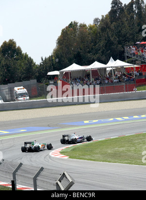 Force India et Toyota en compétition pour positionner au virage 1 Circuit de Catalunya Grand Prix 2009 Banque D'Images