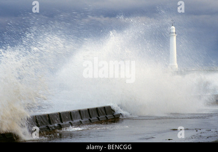 Les vagues se briser sur la mer à défenses, Seaburn Sunderland, en Angleterre, au cours d'une violente tempête hivernale Banque D'Images