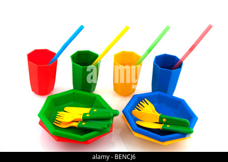 Plasticpicnic avec jeu de couleurs pailles isolated over white Banque D'Images