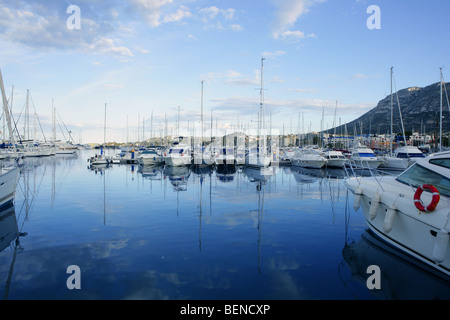 Belle blue marina en Méditerranée avec la réflexion du ciel sur la mer Banque D'Images