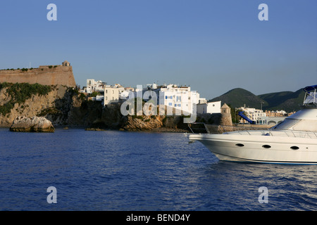 L'île historique d'Ibiza en mer Méditerranée, blue Harbour View Banque D'Images