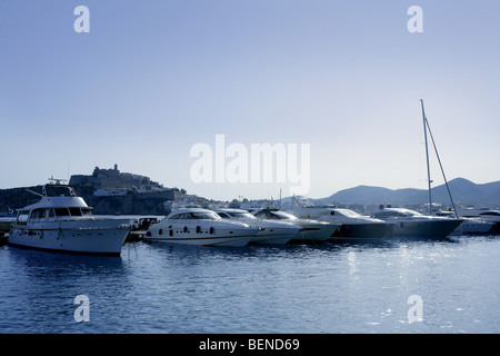 L'île historique d'Ibiza en mer Méditerranée, blue Harbour View Banque D'Images