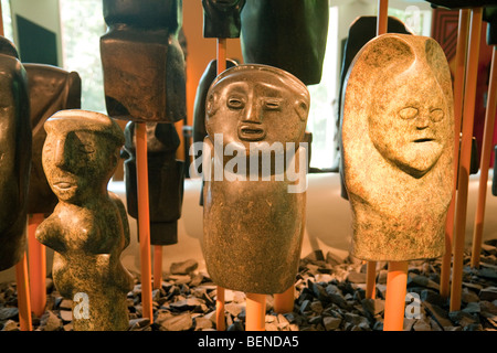 Statues en pierre sculptée - exemples de l'Art Africain Banque D'Images