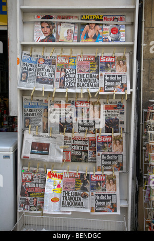 Les journaux britanniques et internationaux français à vendre à un marchand de république de Chypre larnaca Banque D'Images