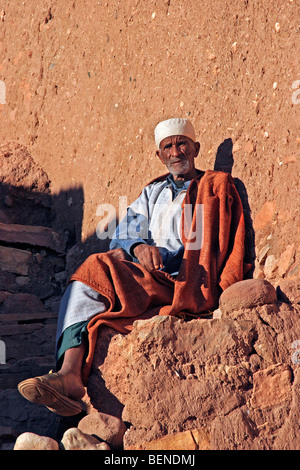Portrait de l'ancien homme en costume traditionnel berbère assis dans la kasbah / casbah d'Aït Benhaddou, Maroc, Afrique du Nord Banque D'Images