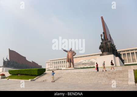 Troupe artistique Mansudae Grand Monument, statue de l'ancien Président Kim Il-Sung, troupe artistique Mansudae Assembly Hall sur la Colline Mansu, Pyongyang, Corée du Nord Banque D'Images