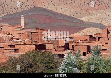 Des petites maisons rouges adobe village dans les montagnes de l'Atlas, Maroc, Afrique du Nord Banque D'Images