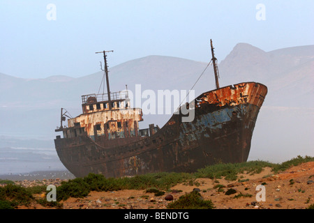 Bateau naufragé dans la brume le long de la côte marocaine, Maroc, Afrique du Nord Banque D'Images