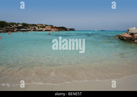 Formentera Cala Saona seascape Méditerranée mer turquoise à Ibiza Espagne Banque D'Images