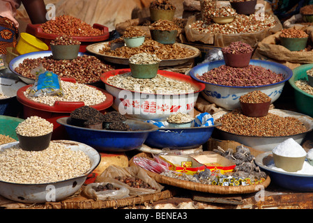 Les bassins et les bols d'épices et d'ingrédients alimentaires sur l'affichage à l'échoppe de marché à Foumban, Cameroun, Afrique Centrale Banque D'Images