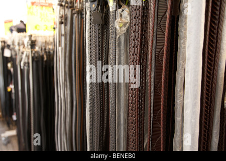 Rangées de ceintures en cuir en vente à un souvenir boutique touristique en République de Chypre larnaca Banque D'Images