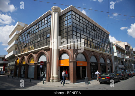 Que vous recherchiez un forum boutique shopping mall center dans le centre-ville de Larnaca Chypre Larnaka Banque D'Images