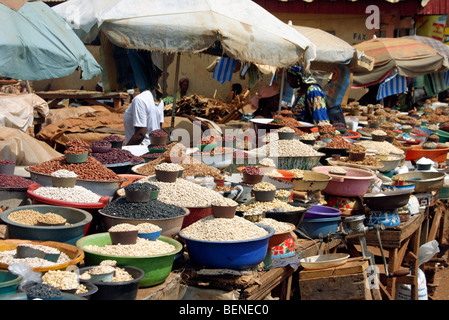 Les bassins et les bols d'épices et d'ingrédients alimentaires sur l'affichage à l'étal, dans la région de Foumban, Cameroun, Afrique Centrale Banque D'Images