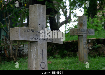 Croix en pierre sur la tombe du docteur Albert Schweitzer à l'hôpital de Lambaréné, Gabon, Afrique Centrale Banque D'Images