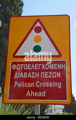 Langue Bilingue anglais grec pelican crossing avant panneau de circulation à Larnaca dans la république de Chypre Banque D'Images