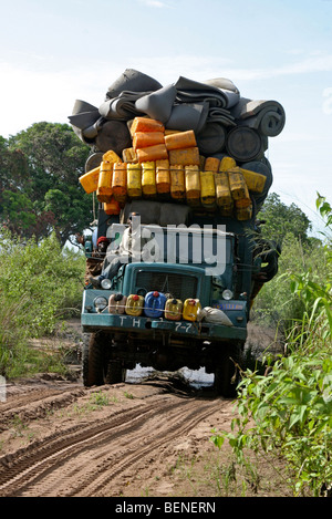 Camion chargé lourdement chargés de marchandises avec la conduite sur route de terre au Congo, l'Afrique Centrale Banque D'Images