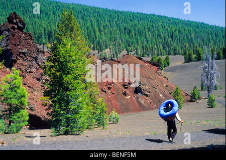 Randonnée homme avec float tube. Banque D'Images