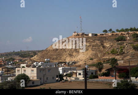 Poste d'observation militaire turque sur la colline au-dessus de Pyla et la zone tampon des Nations Unies dans la ligne verte divisant le sud de Chypre du nord Banque D'Images