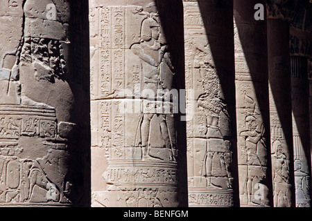 Les hiéroglyphes égyptiens sur des piliers dans le Temple d'Edfou, Temple Horus de l'Égypte ancienne sur la rive ouest du Nil, l'Egypte, l'Afrique Banque D'Images